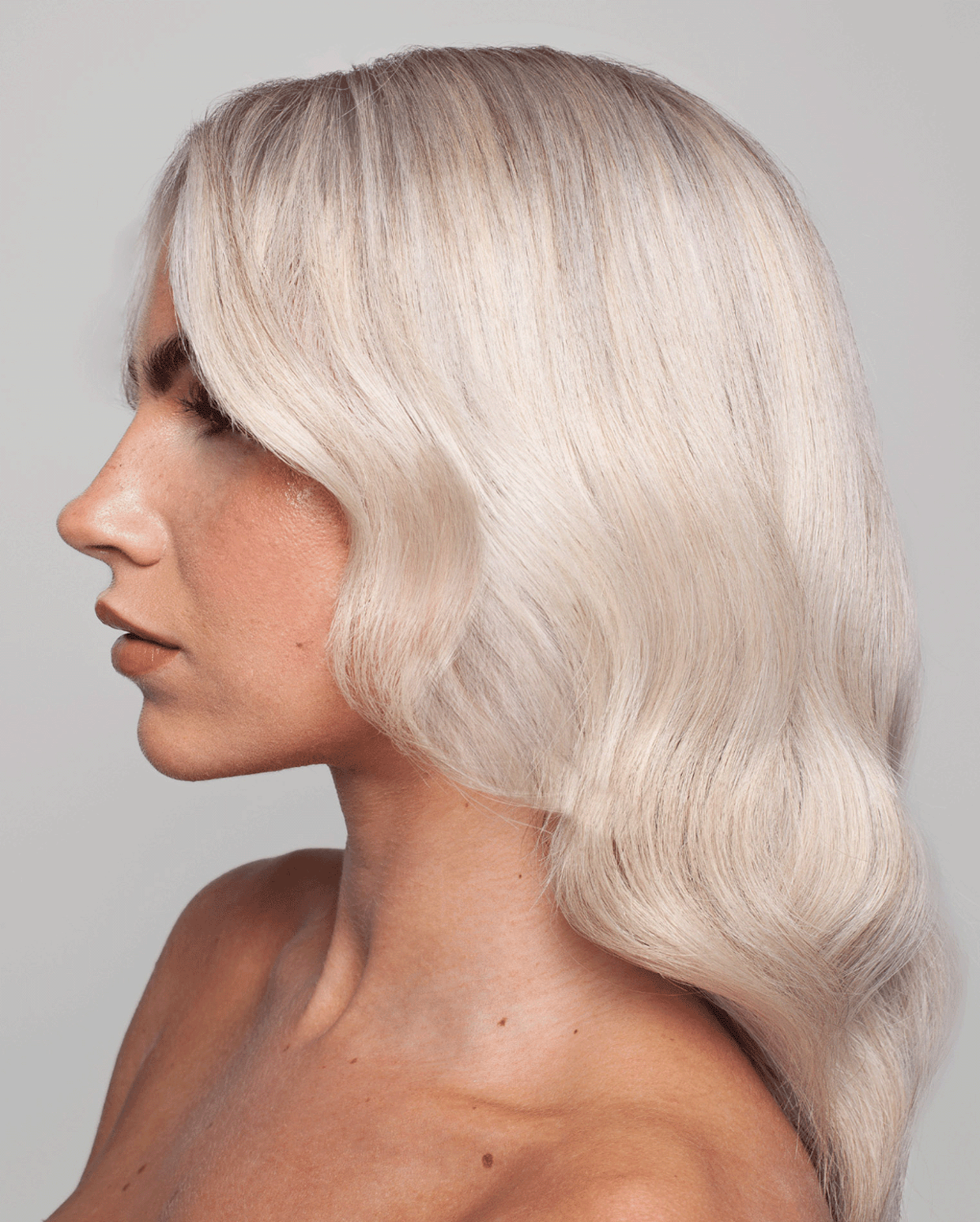SHRINE White Blonde Maintain and Protect Spray on Model